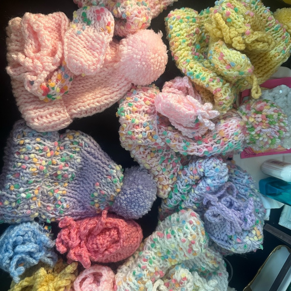 Handmade Knitted Baby Infant Pom Pom hat and booties Set NEW